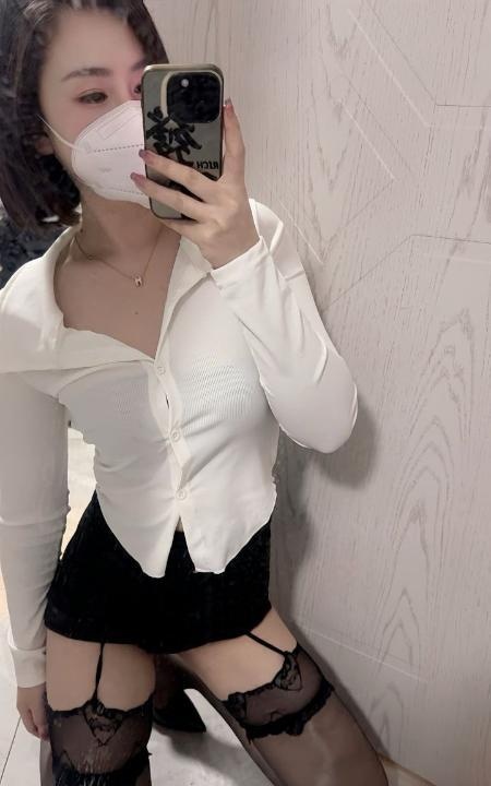 园区黑丝翘臀骚货
