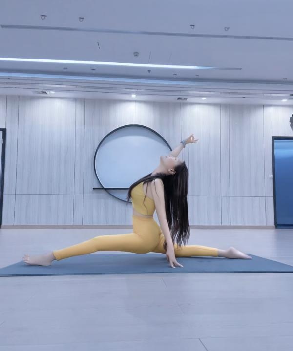 白云一字马灵灵
