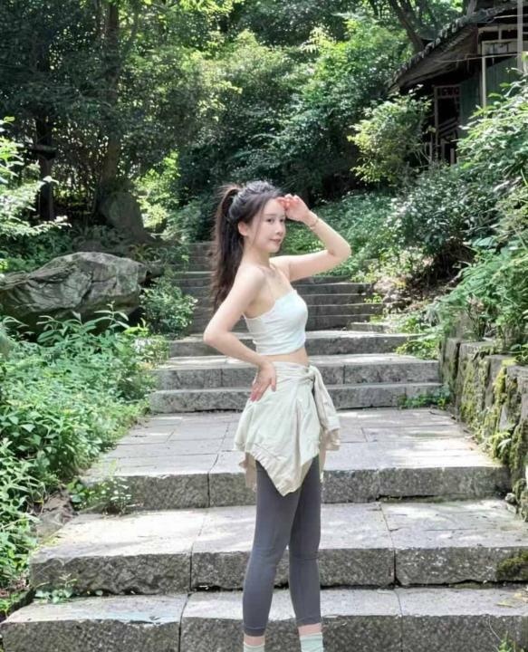 南山一字马媚儿