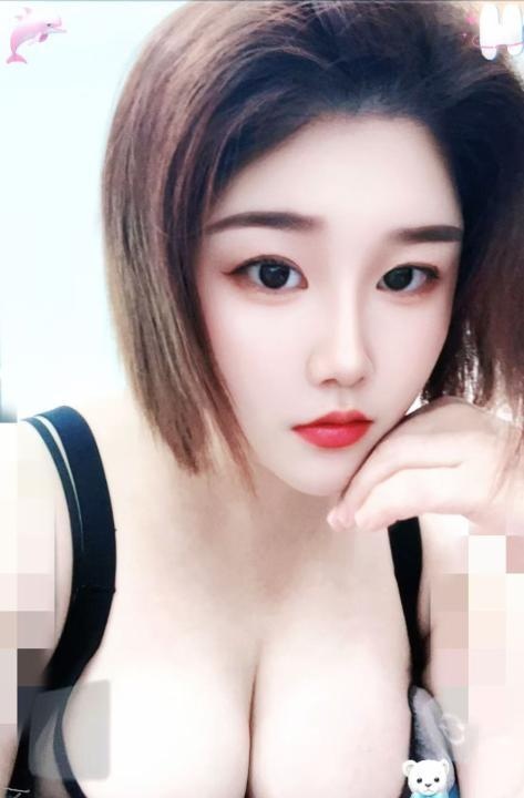 短发性感少妇