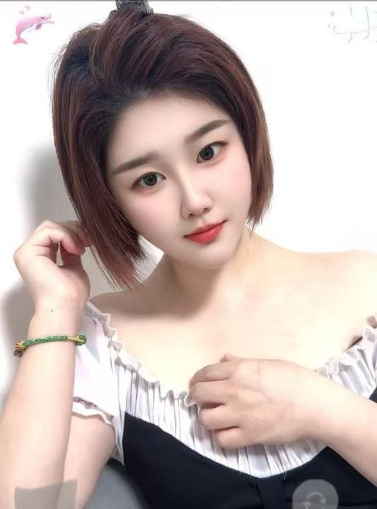 短发性感少妇