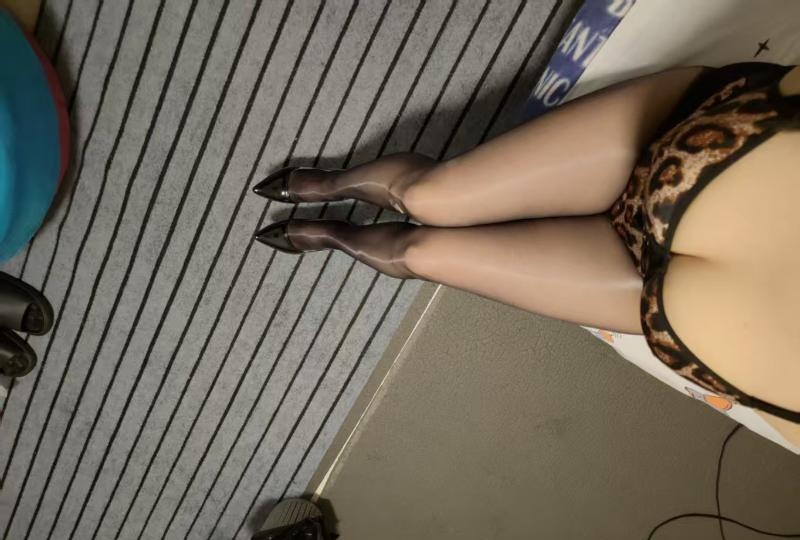 制服很多的大胸少妇