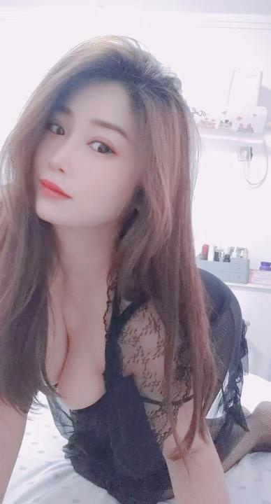 满嘴骚话的大奶少妇
