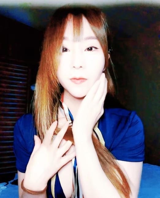 倒立后入嫩妹车