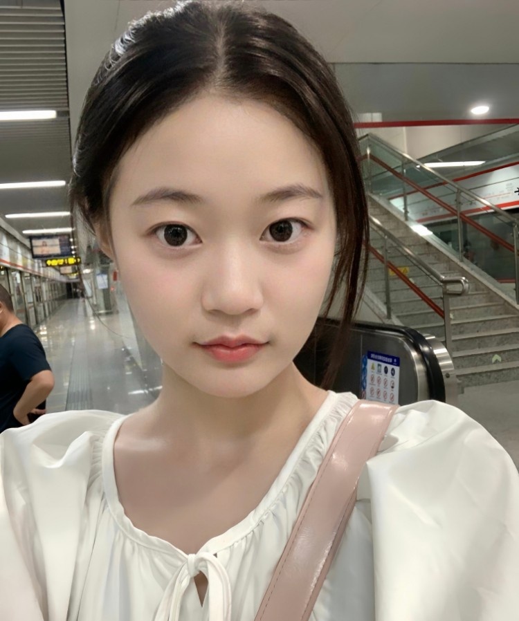 素人白嫩一线天艾米