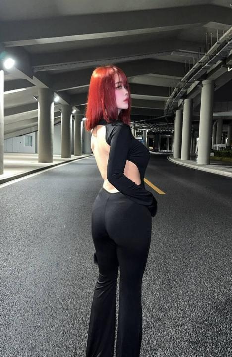 高挑丰臀风骚馨菲