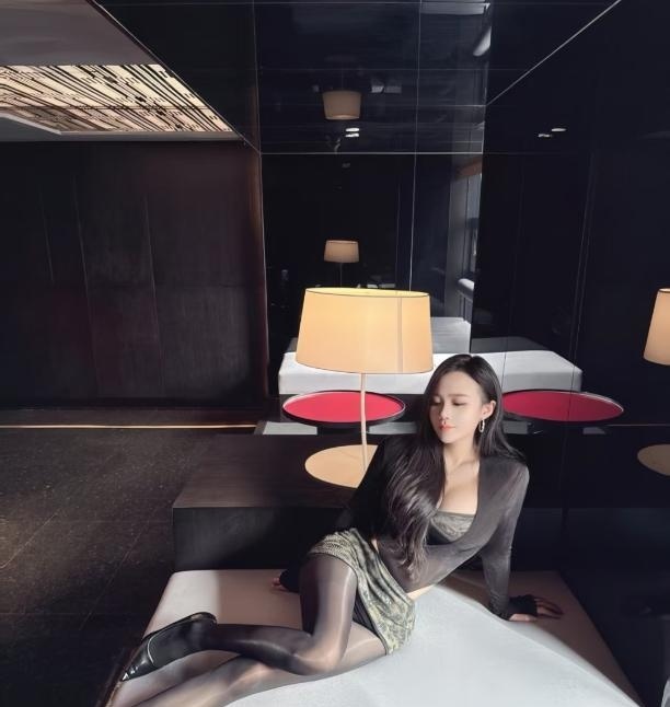 黑丝御姐婷婷