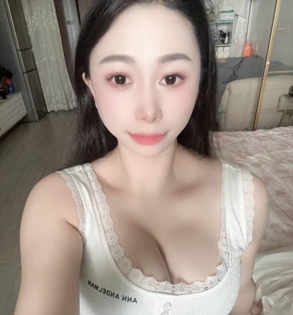 大胸翘臀妹子