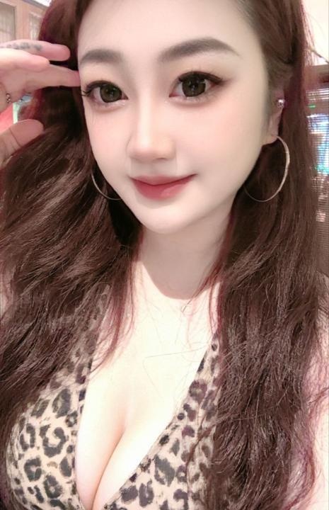 思明美胸蜜桃臀雨衫