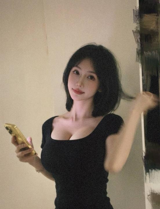 一线天翘臀颜值老师