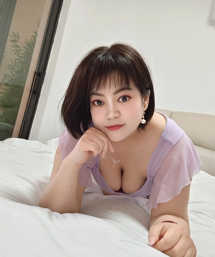 浦东前凸后翘居家少妇