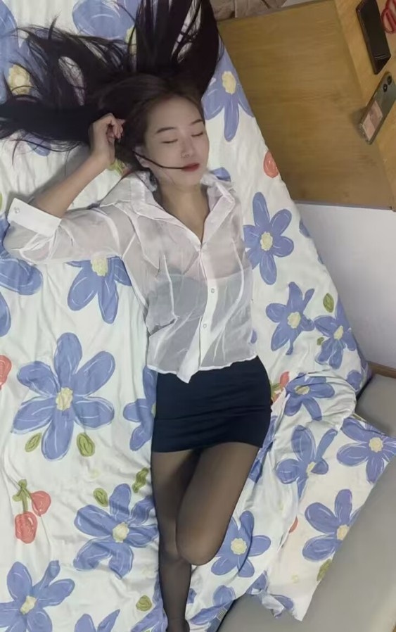 体育城瘦瘦长腿梅子老师