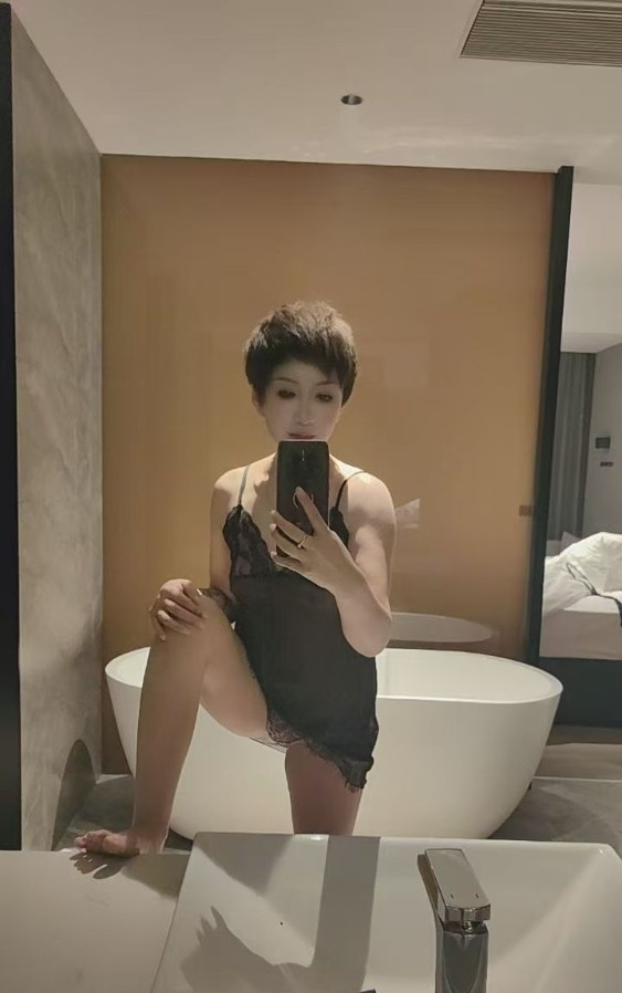 短发风骚姐姐