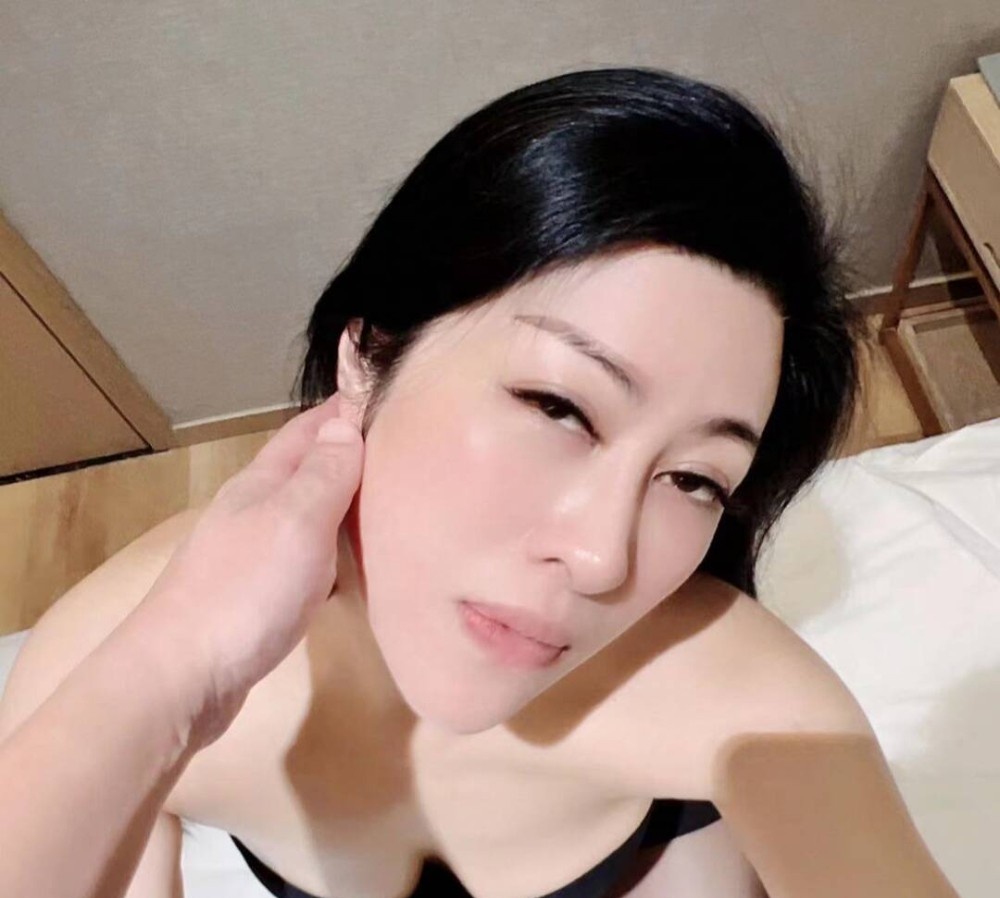 表情满分的少妇