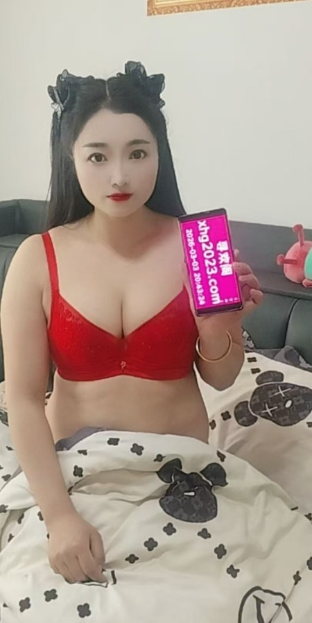 蕾丝连衣裙少妇