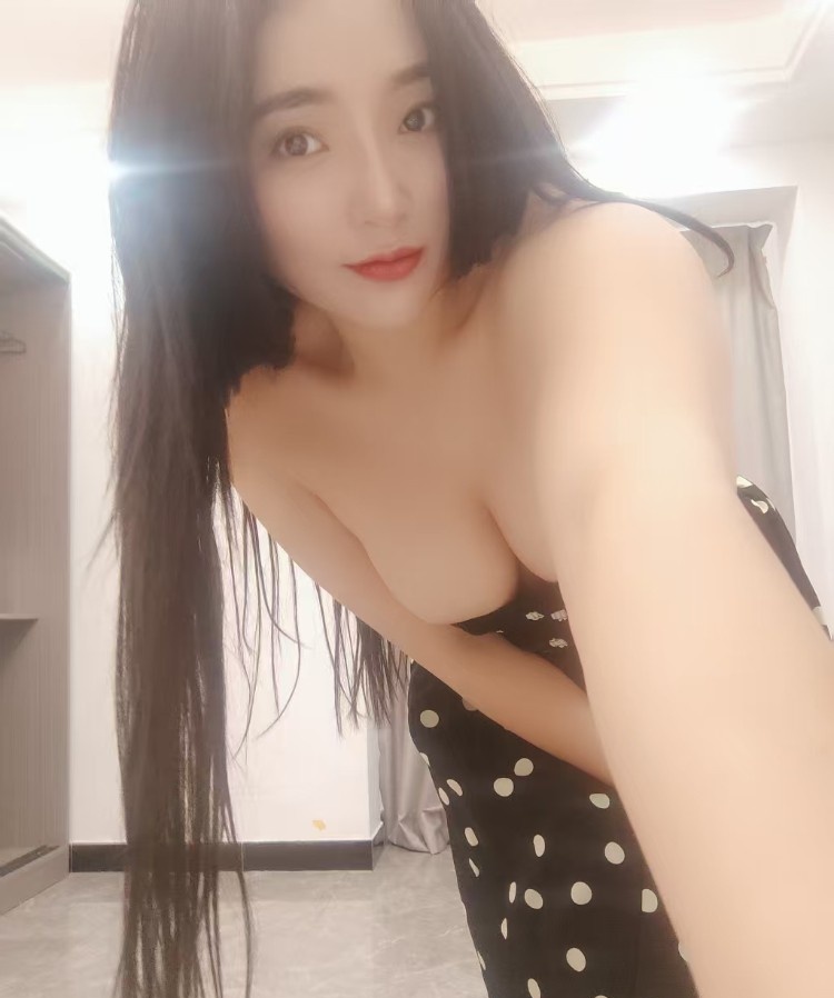 蕾丝连衣裙少妇