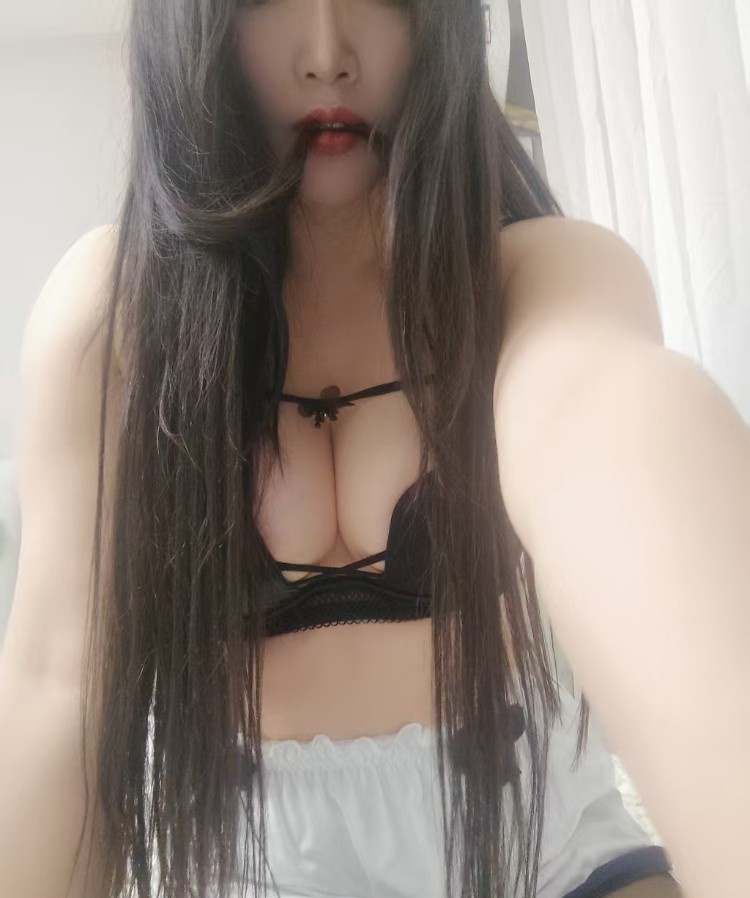 蕾丝连衣裙少妇