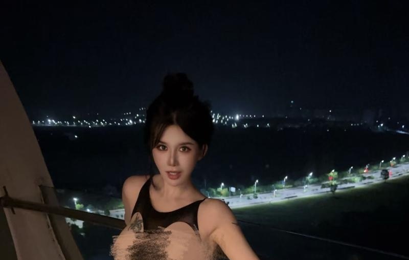E奶水墨美女