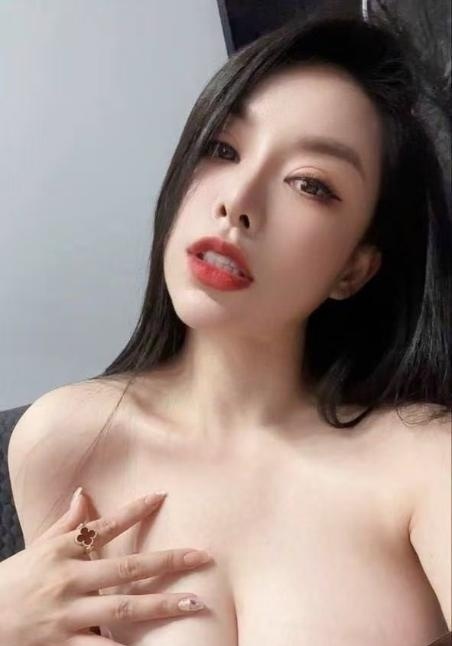 大胸肥臀模特卡丽
