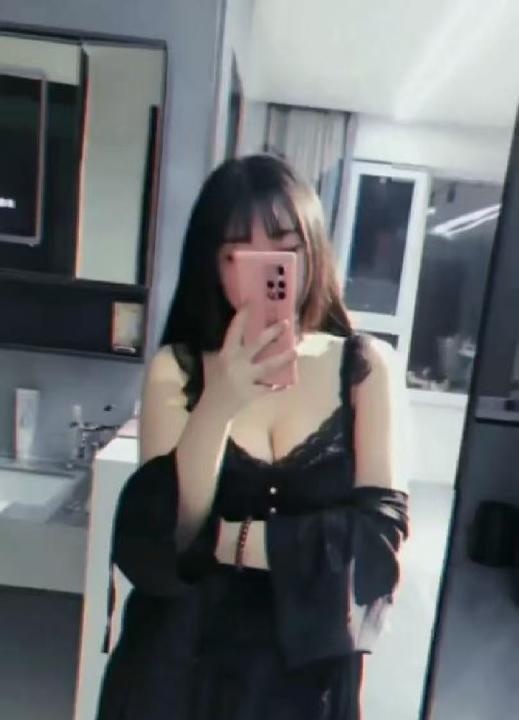 大胸翘臀小萝莉