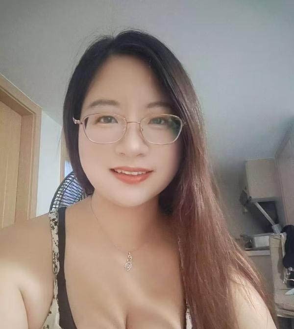 丰满良家脸反差御姐