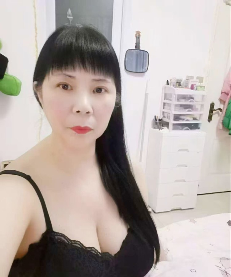 高新区超大胸微胖泻火熟女