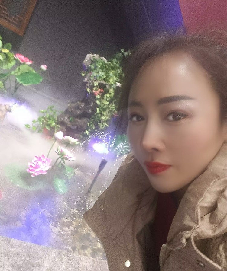 大奶小姐姐