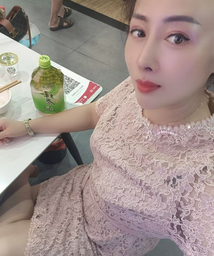 大奶小姐姐
