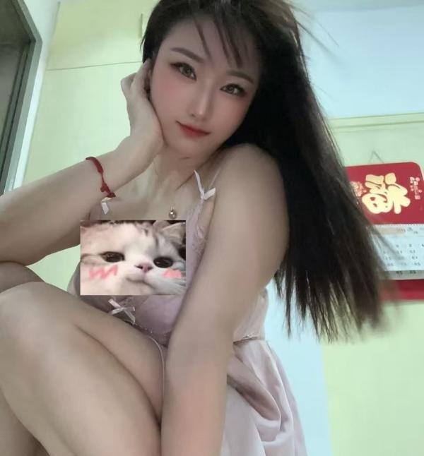 制服大胸小姐姐