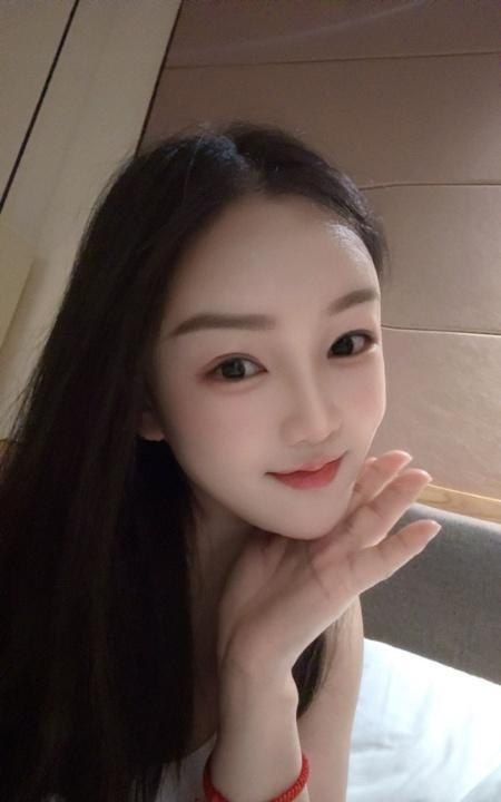 白云颜值女友依依