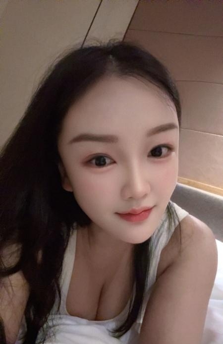 白云颜值女友依依