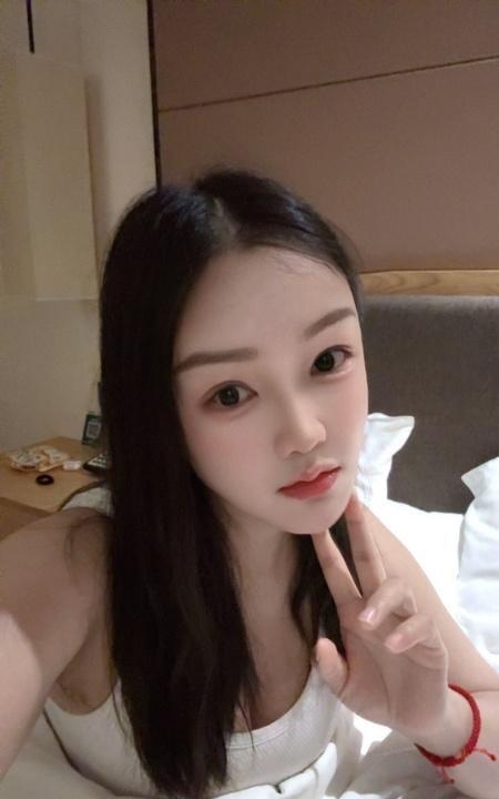 白云颜值女友依依