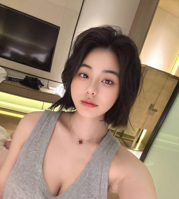 身材纤细短发御姐老师