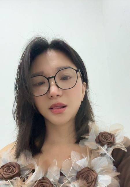 大胸眼镜骚妇