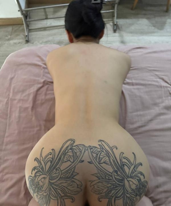 纹身巨臀反差婊