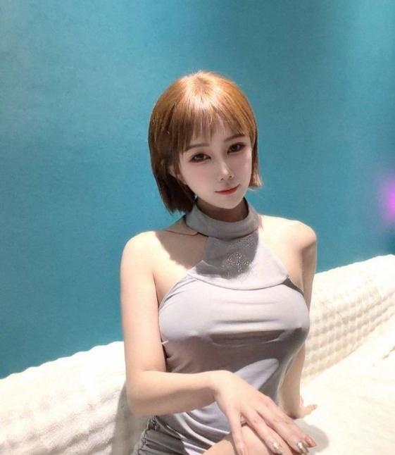 精致短发妹