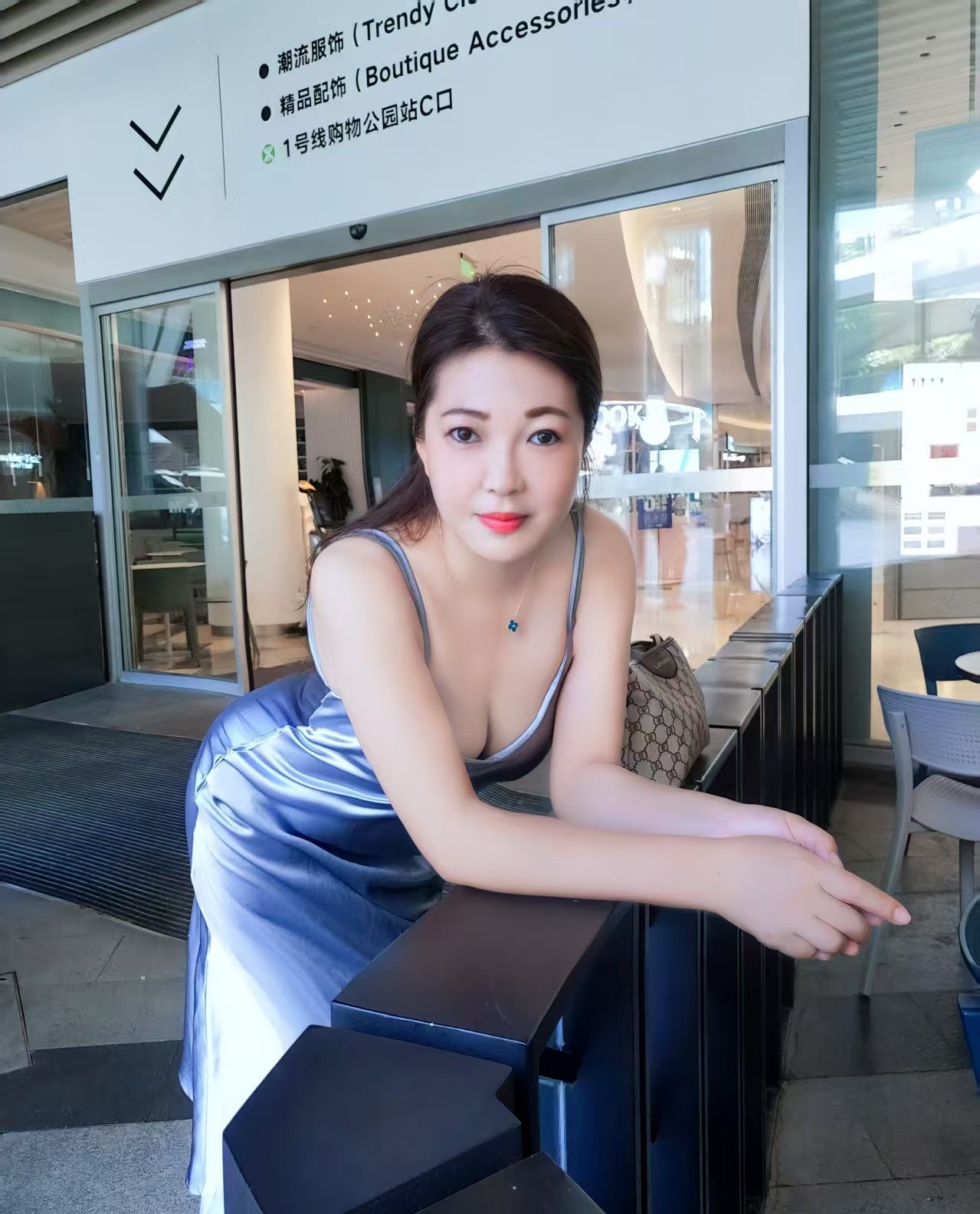 丰满翘臀小骚姐姐