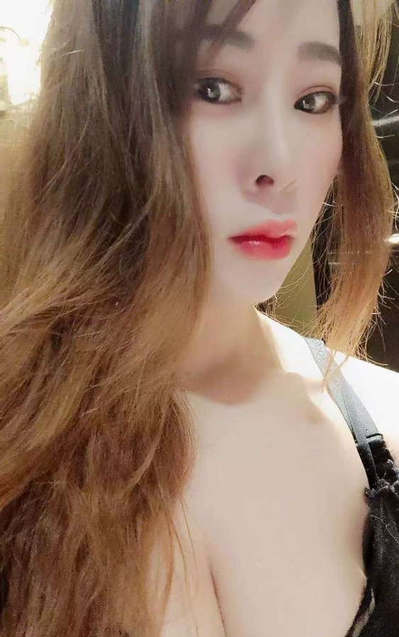 大胸水床少妇