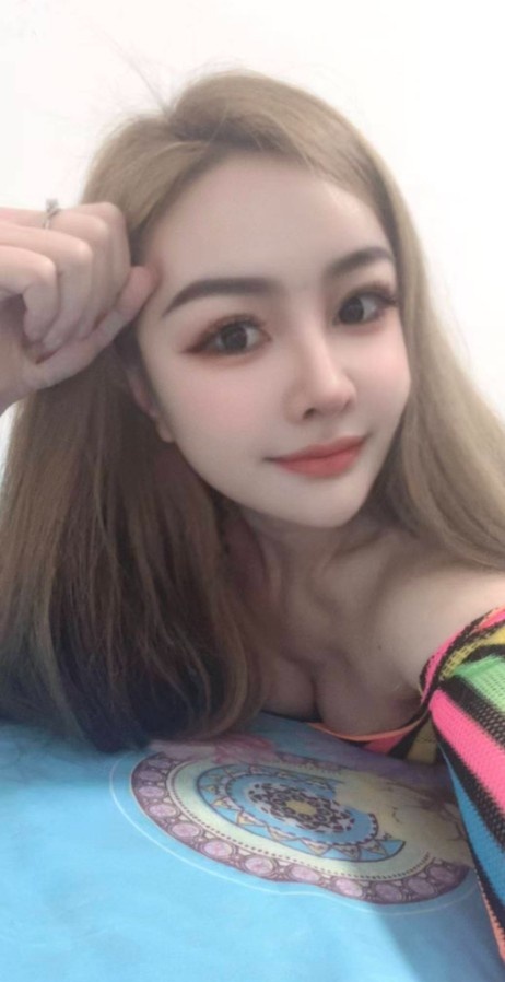 西域性感多汁混血女孩