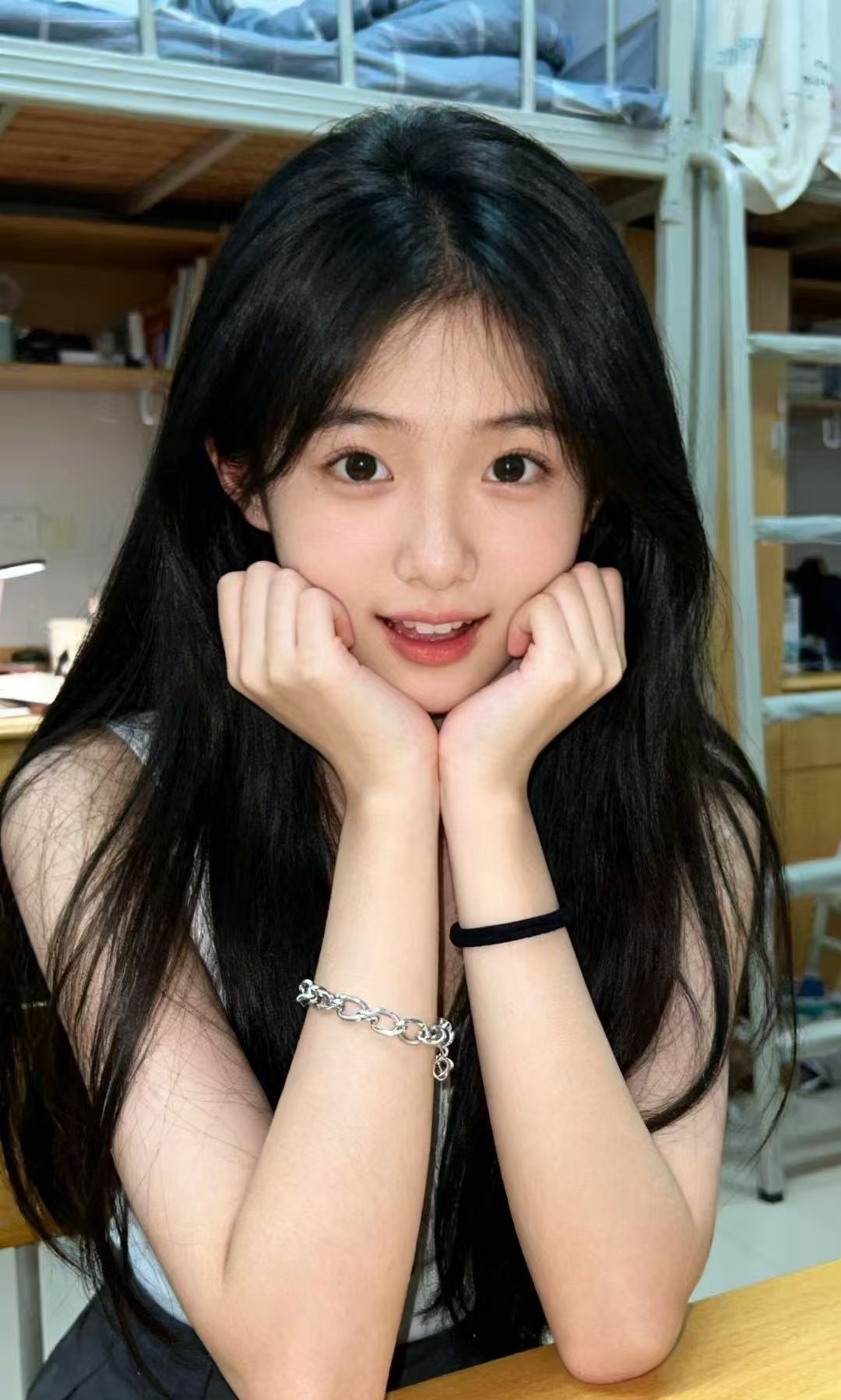 颜值美女抓龙筋