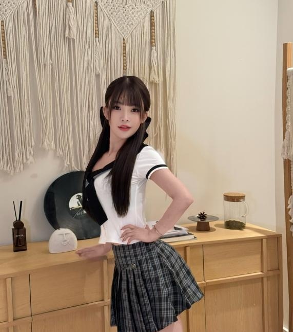 细腰大奶御姐李小璐