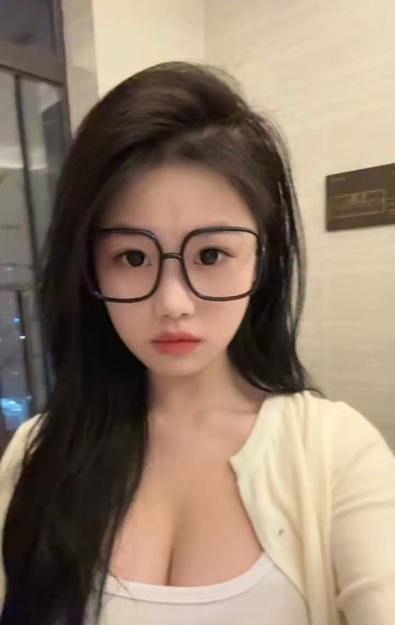 验证05年巨乳白虎粉嫩会喷水
