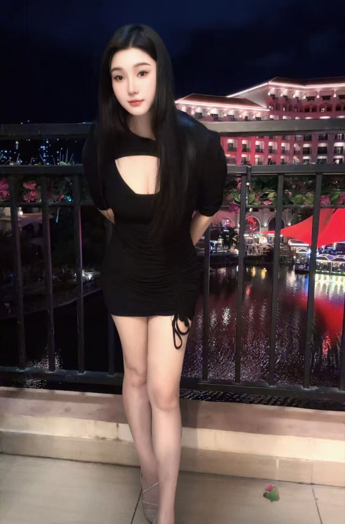 前凸后翘西西