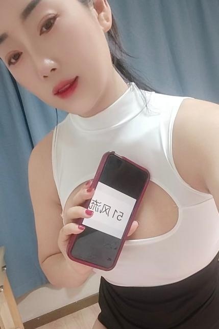 娇小肤白少妇