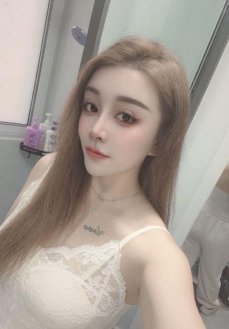 肤白女友感丽莎