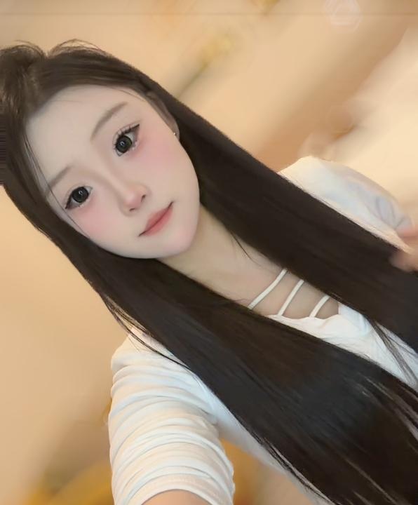 00后肤白美媚
