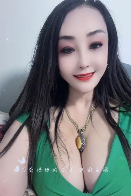 享受巨乳服务系美女