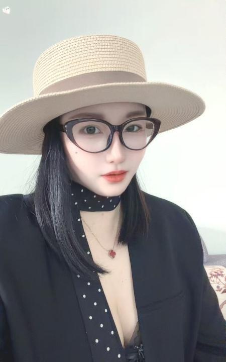 温柔的眼睛姐姐