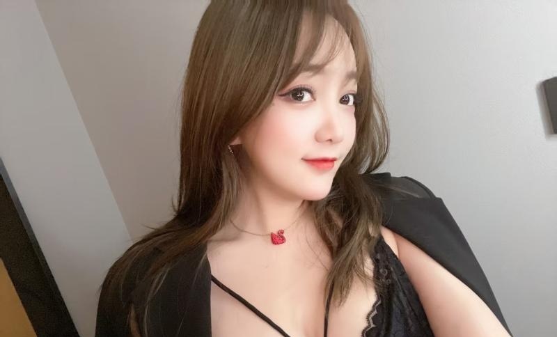 白嫩大眼萌妹