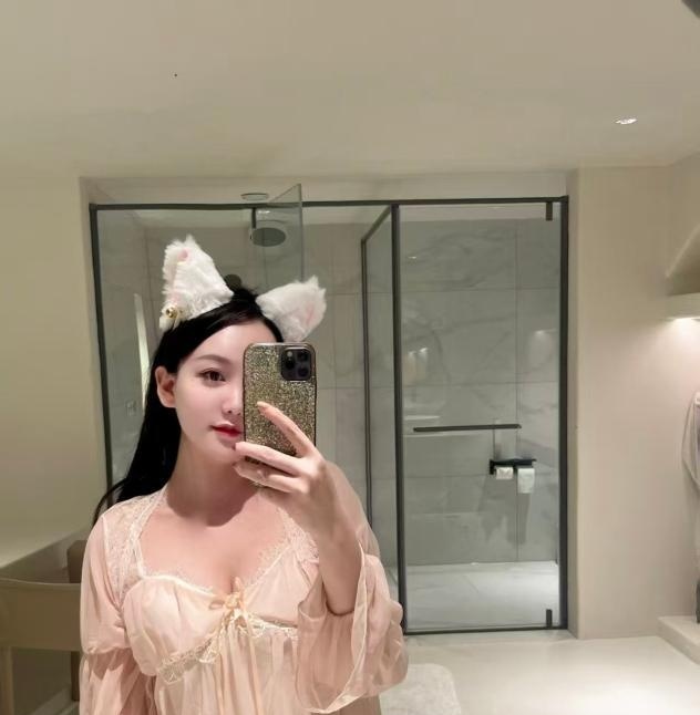 白嫩大眼萌妹